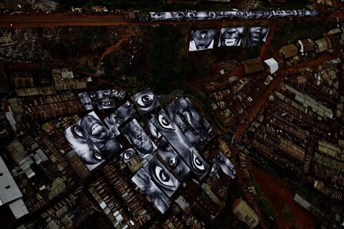 28 Millimètres : Women Are Heroes, Action in Kibera Slum, general view, Kenya di JR, Fotografia in vendita su Singulart