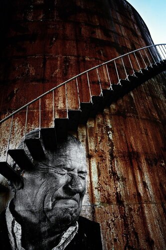 Los Surcos de la Ciudad, Marino Saura Oton, Cartagena, Espagne di JR, Fotografia in vendita su Singulart