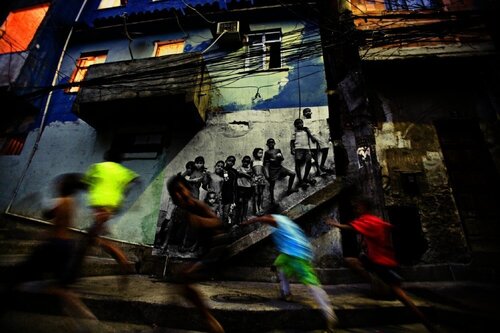 28 Millimètres : Women Are Heroes, Action dans la Favela Morro da Providência, Kids in Providência di JR, Fotografia in vendita su Singulart