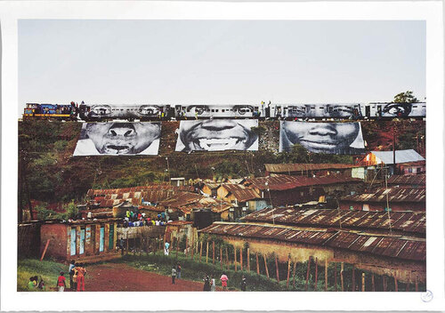 Action in Kibera Slum, Train Passage 1 , Kenya van JR, Afdruk te koop op Singulart