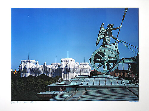 Reichstag/Berlin I Wrapped van Christo, Fotografie te koop op Singulart
