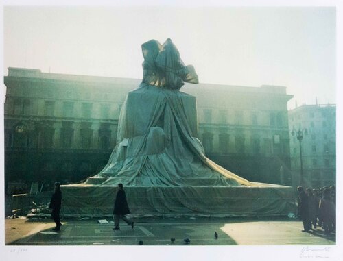 Wrapped Monumento to Vittorio Emanuele, Piazza del Duomo, Milano 1970 van Christo, Afdruk te koop op Singulart