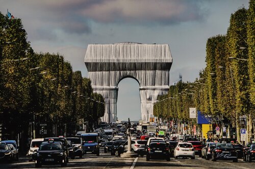 L'Arc de Triomphe, Wrapped, by Day di Christo, Stampa in vendita su Singulart