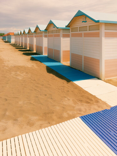 Ein Sommertag am Strand von Lido bei Venedig di Thorsten Otto Bartelt, Fotografia in vendita su Singulart