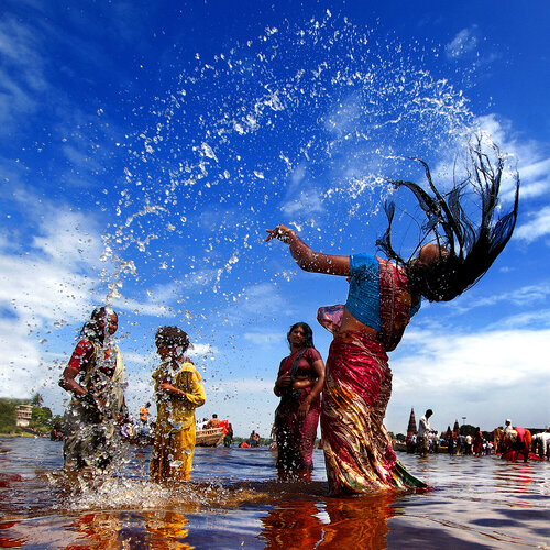 Spiritual Bath von CR Shelare, Fotografie kaufen auf Singulart