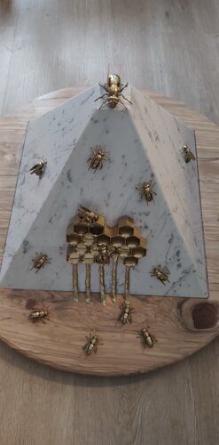 The importance of the Bee in the Human world van Paolo Parenti, Beeldhouwwerk te koop op Singulart