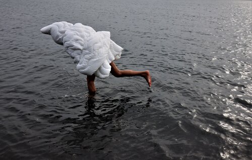 The natural Beeing wades into the sea von Þorgerður Jörundsdóttir, Fotografie kaufen auf Singulart