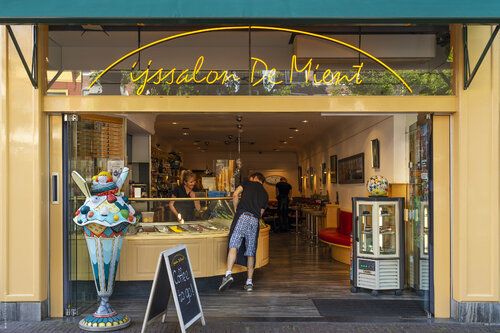 Ijssalon De Mient van Ulli Steinküller, Fotografie te koop op Singulart