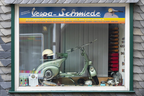 Vespa-Schmiede van Ulli Steinküller, Fotografie te koop op Singulart