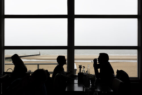 Ein Glas am Meer van Ulli Steinküller, Fotografie te koop op Singulart