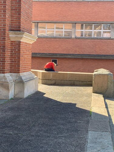 L’attente devant l’hôpital di Aimé Cesanges, Fotografia in vendita su Singulart
