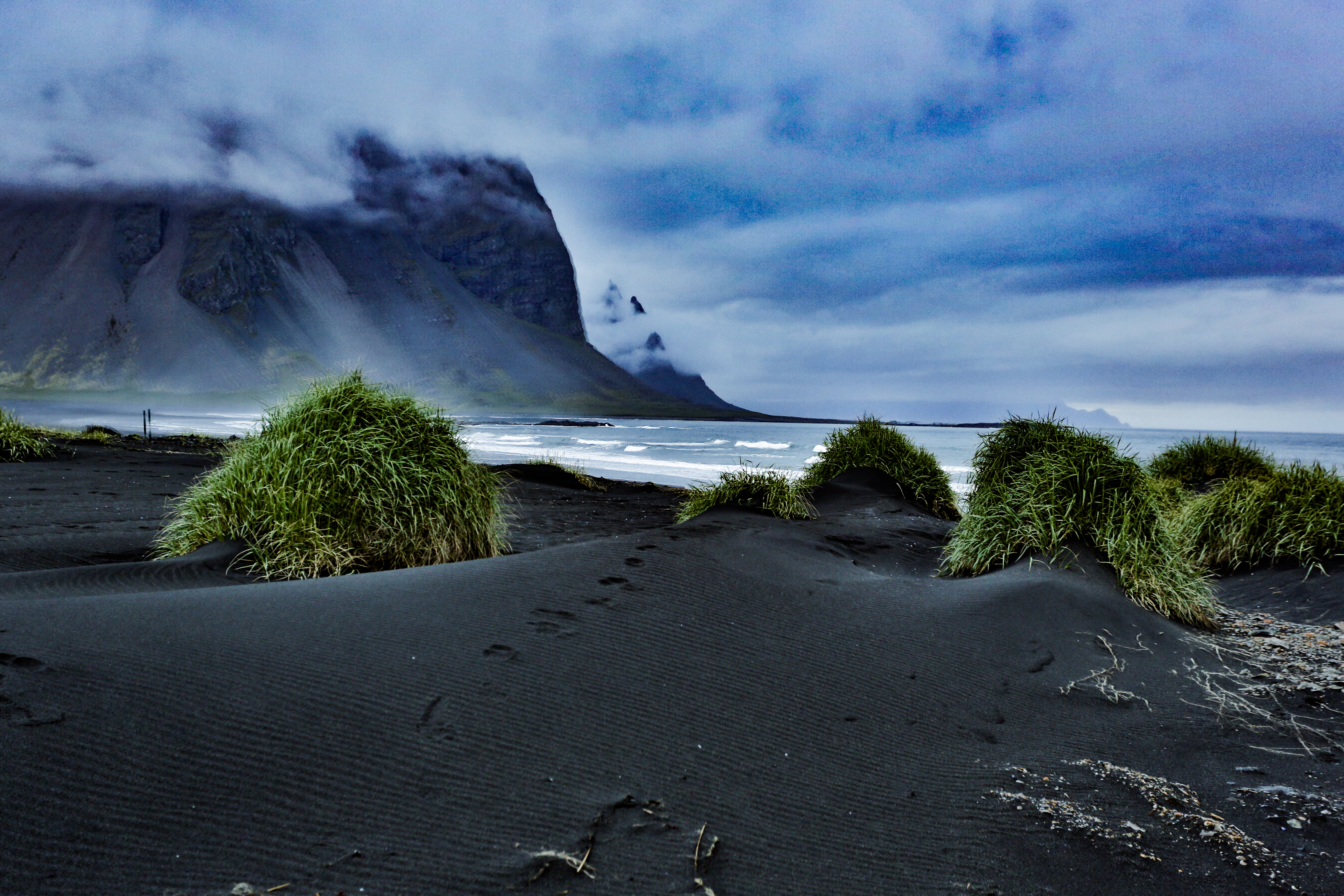 砂の上を裸足で歩く