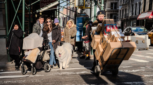 No other city has the ability to multitask like NYC does! von Alain  Goulet, Fotografie kaufen auf Singulart