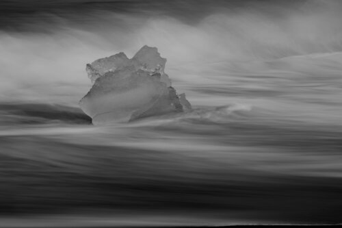 Icecube tumbling accross the Waves di Alain  Goulet, Fotografia in vendita su Singulart