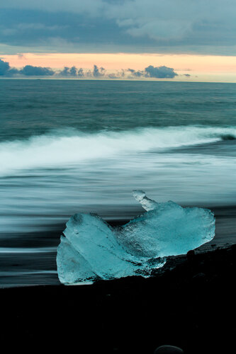 Large Ice Cube Melting on Iceland Beach di Alain  Goulet, Fotografia in vendita su Singulart