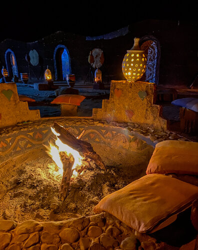 Fire Pit Desert Bivouac di Alain  Goulet, Fotografia in vendita su Singulart
