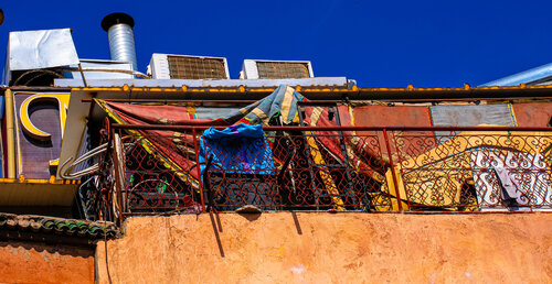 Sandy & Colorful balcony di Alain  Goulet, Fotografia in vendita su Singulart