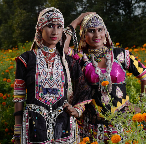 Indian Sisters performing Traditional Danse von Alain  Goulet, Fotografie kaufen auf Singulart