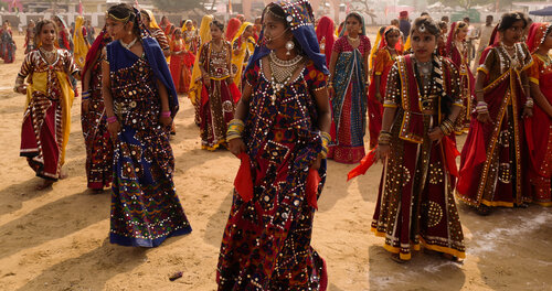 Teenager Dance India di Alain  Goulet, Fotografia in vendita su Singulart