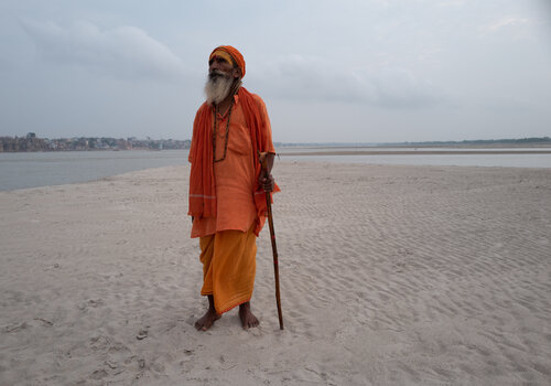 Meditating by the Gange di Alain  Goulet, Fotografia in vendita su Singulart