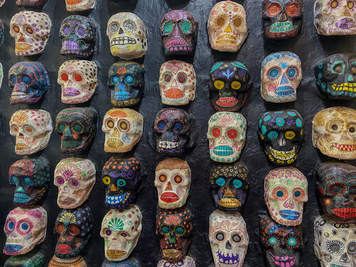 Oaxaca Wall of Skulls di Alain  Goulet, Fotografia in vendita su Singulart