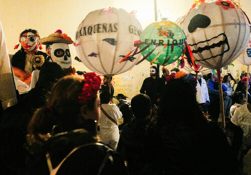 Oaxaca Day of the Dead Parade Balloon Man von Alain  Goulet, Fotografie kaufen auf Singulart