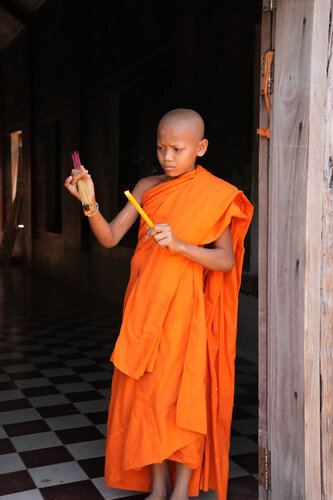 Cambodia Monk Spiritual Life von Alain  Goulet, Fotografie kaufen auf Singulart