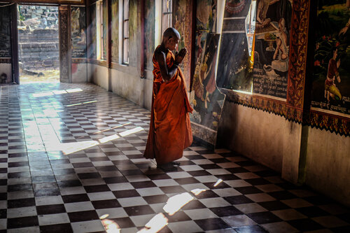 Cambodia Monk Seeking the Light through Meditation di Alain  Goulet, Fotografia in vendita su Singulart