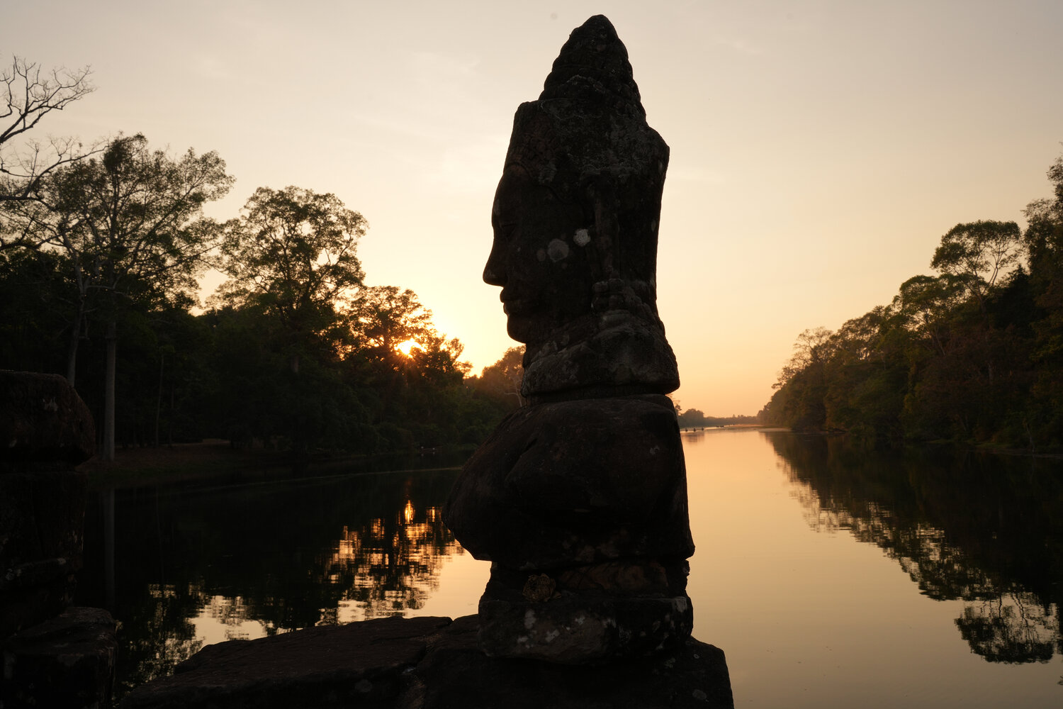 Cambodia Angkor Wat Statues on the Bridge Alain  Goulet Fotografie zu verkaufen