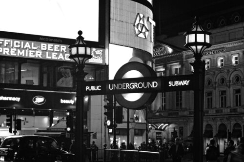 Picadilly night van Salva Nebot, Fotografie te koop op Singulart