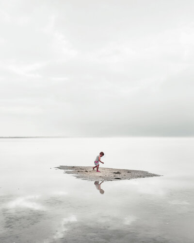 La infancia es una isla von Jorge Omeñaca, Fotografie kaufen auf Singulart