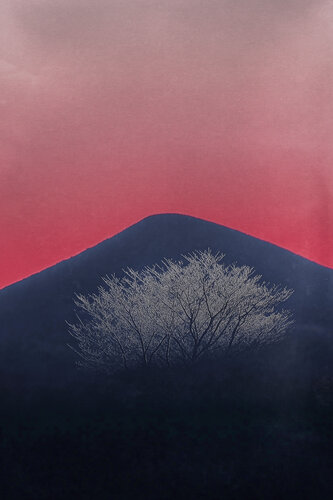 Blue mountain, red sky par Jorge Omeñaca, Photographie en vente sur Singulart
