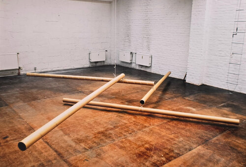 Untitled (Art installation with hanging beams) van Unknown Artist, Fotografie te koop op Singulart