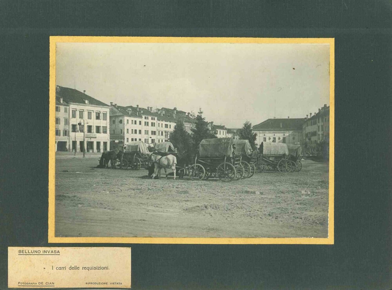 Invasion of Belluno - The Requisition Wagons Unknown Artist Fotografie zu verkaufen