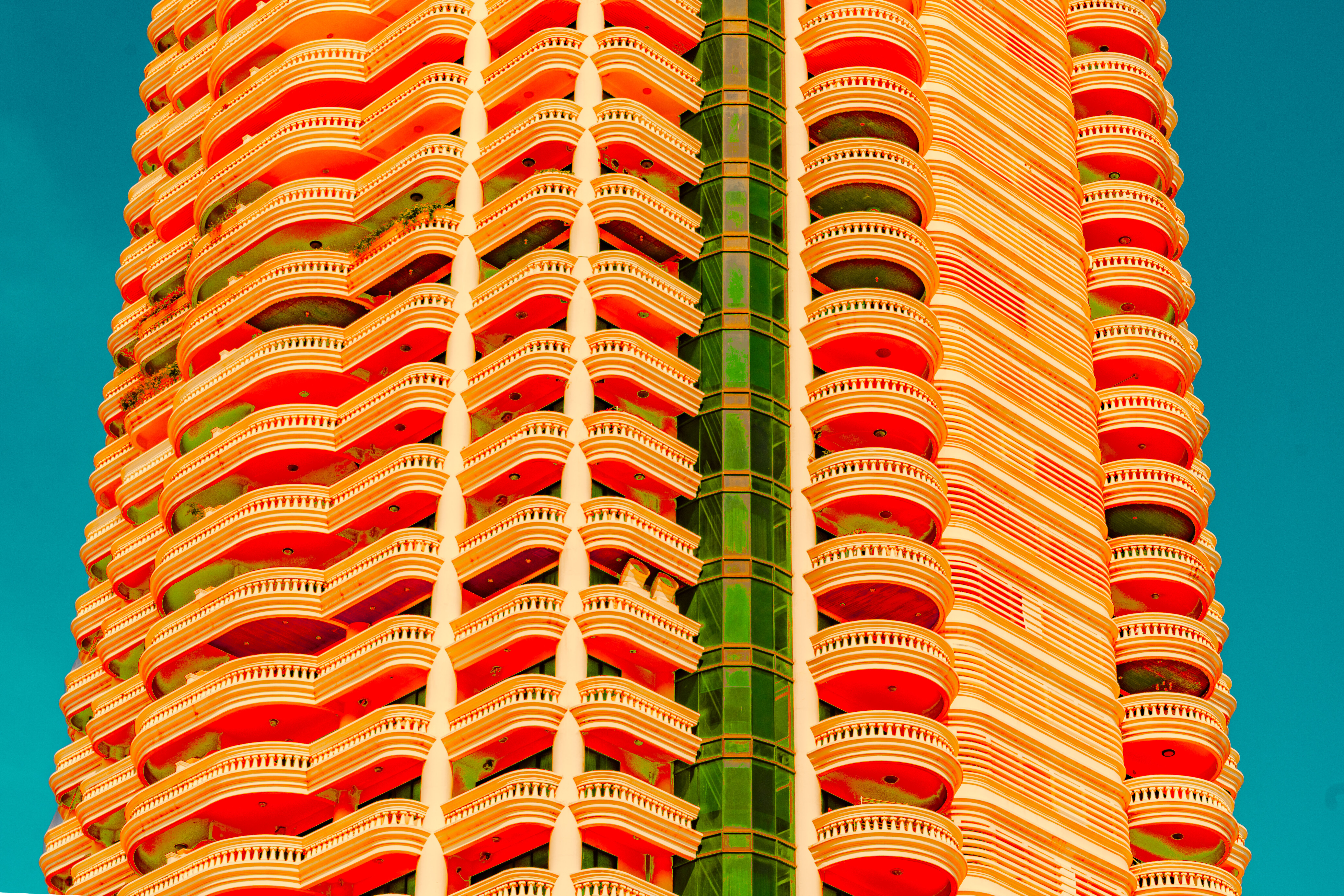 Il paesaggio è colorato e sublimato