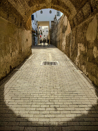 Les pavés brillants de la casbah di CHRISTIAN GOETGHEBEUR, Fotografia in vendita su Singulart