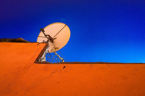 La parabole et le mur orange by CHRISTIAN GOETGHEBEUR, Photography for Sale on Singulart