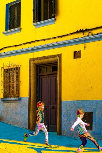 Jeux matinaux et mur jaune von CHRISTIAN GOETGHEBEUR, Fotografie kaufen auf Singulart