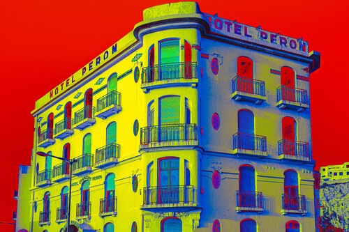 Hotel Peron ciel rouge par CHRISTIAN GOETGHEBEUR, Photographie en vente sur Singulart