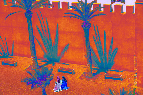 Promenade matinale, médina d'Essaouira van CHRISTIAN GOETGHEBEUR, Fotografie te koop op Singulart