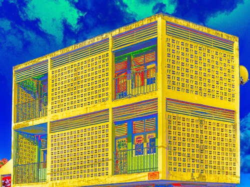 Claustras jaunes à Morne à l'Eau, Guadeloupe di CHRISTIAN GOETGHEBEUR, Fotografia in vendita su Singulart