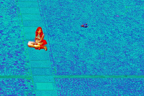 La femme assise sur les pavés di CHRISTIAN GOETGHEBEUR, Fotografia in vendita su Singulart