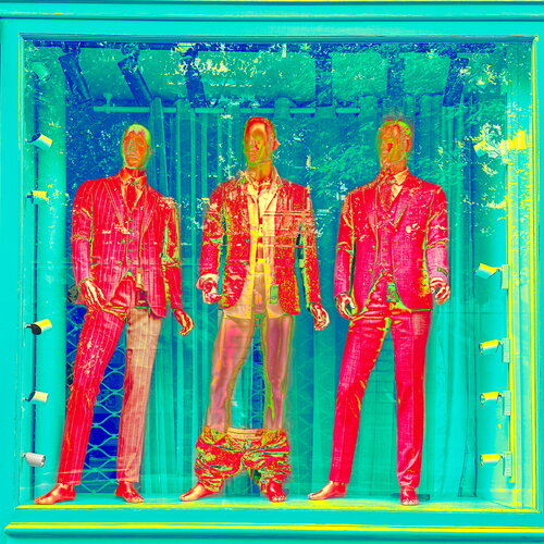 Trois hommes en vitrine von CHRISTIAN GOETGHEBEUR, Fotografie kaufen auf Singulart