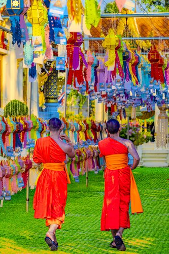 Bonzes et lampions, Chiang Mai par CHRISTIAN GOETGHEBEUR, Photographie en vente sur Singulart