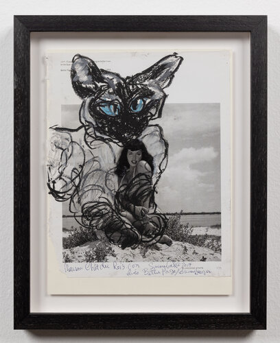 Bettie Page/Bunny Yeager Avec Siamese De Maison Du Roi's.com par Simone Gad, Œuvre sur papier en vente sur Singulart