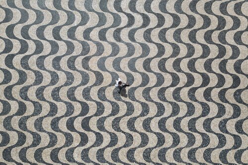 Walking on waves de Marcus Cederberg, Fotografía a la venta en Singulart