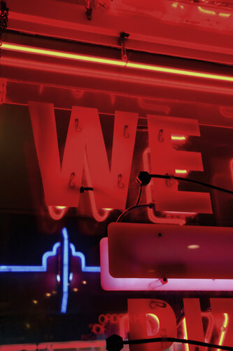 Neon Lights, We 01 von Márcio Neves, Fotografie kaufen auf Singulart