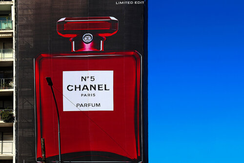 Red Urban, Chanel - Buenos Aires by Márcio Neves, 사진 for Sale on Singulart