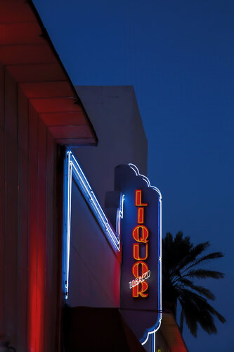 Neon Lights, Liquor 018 von Márcio Neves, Fotografie kaufen auf Singulart