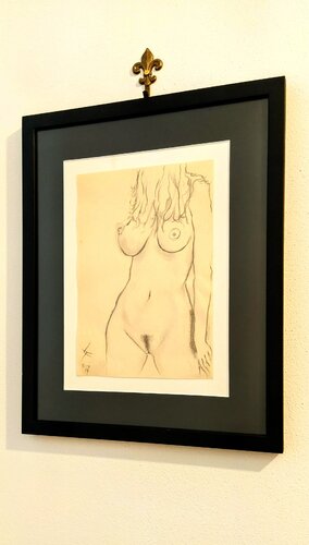 Modella in posa de Luca Tassone, Dibujo a la venta en Singulart